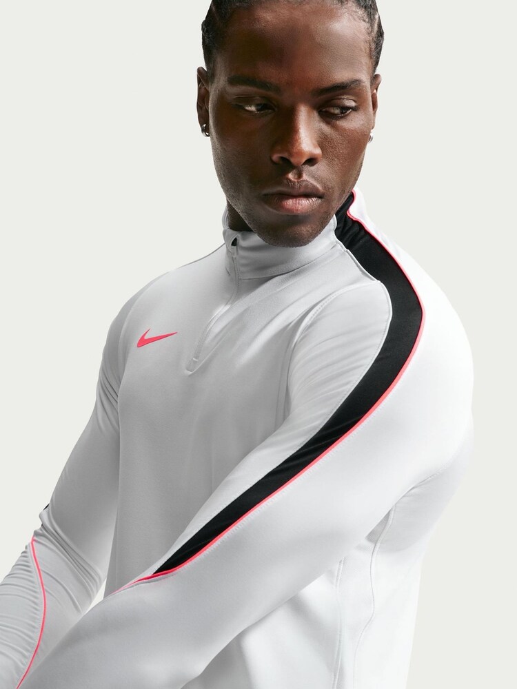 Bela - Športna majica Nike Strike Dri-FIT Training Drill - Slika 5 iz 5 Bela - Športna majica Nike Strike Dri-FIT Training Drill - Slika 5 iz 5