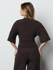 チョコレートブラウン - ドレープ シンチウエスト ハーフスリーブ トップス - 画像 4 / 5