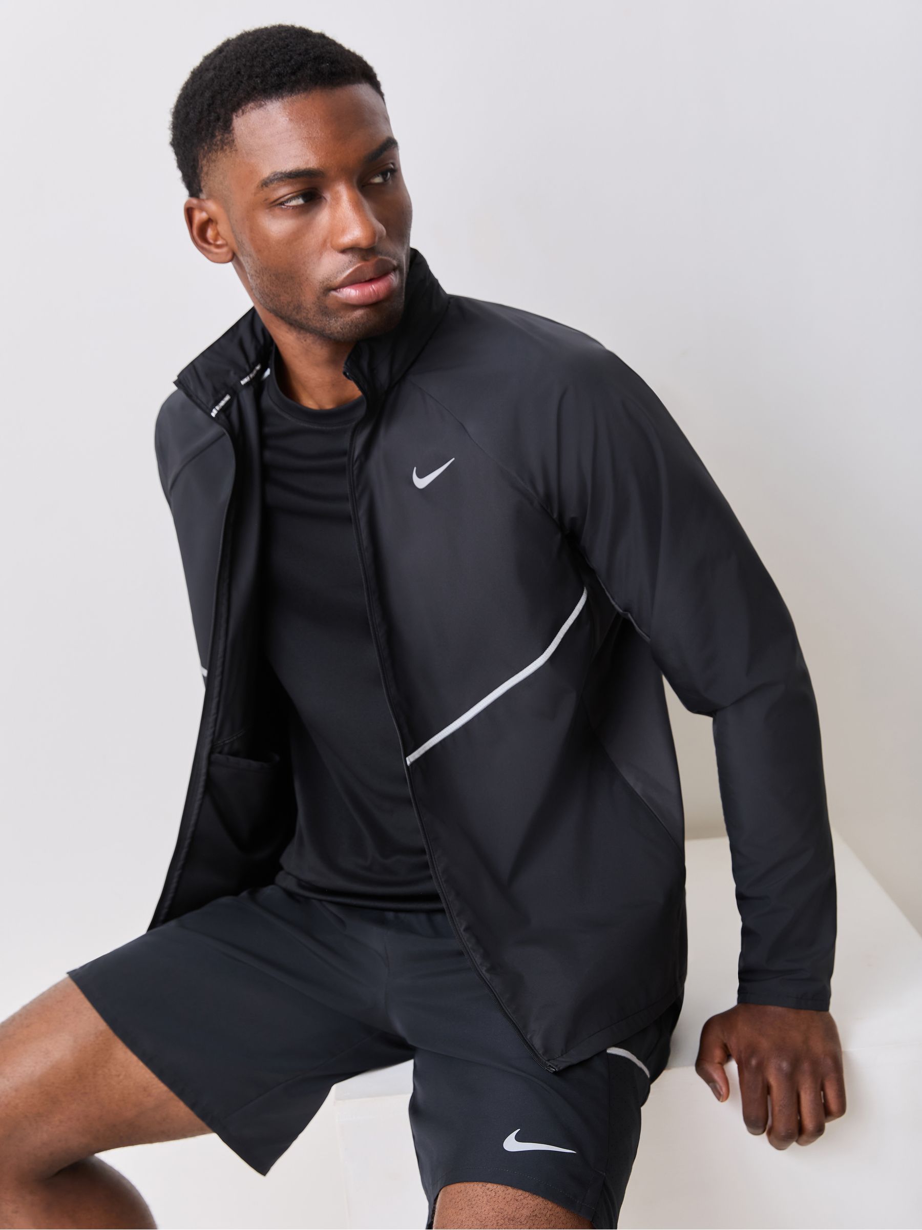 Next：日本 ブラック - Nike Miler UVカット加工ランニングジャケット