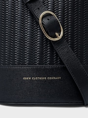 Crew Clothing Vevd Preget Skinn Bøtteveske - Bilde 3 av 3