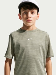 צבע אפור ערפל בעיטור עץ אשוחית - Nike חולצת טי מבד Dri-FIT מנדף זיעה עם שרוולים קצרים - תמונה 4 מתוך 5