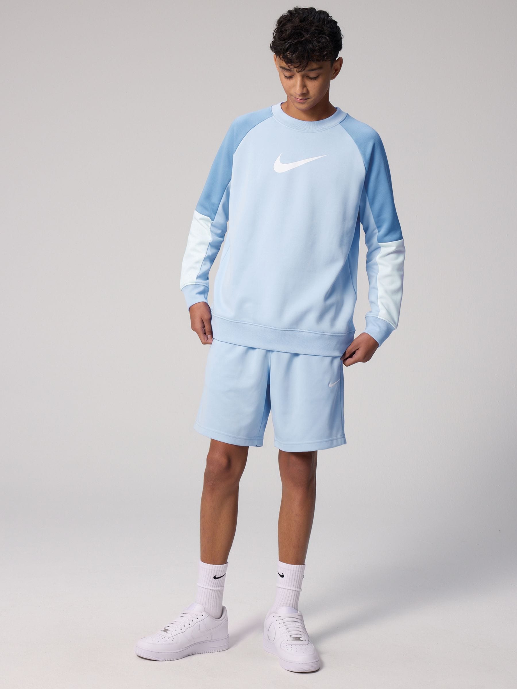 Next：日本 ハイドロジェンブルー - Nike クルー & ショートパンツ
