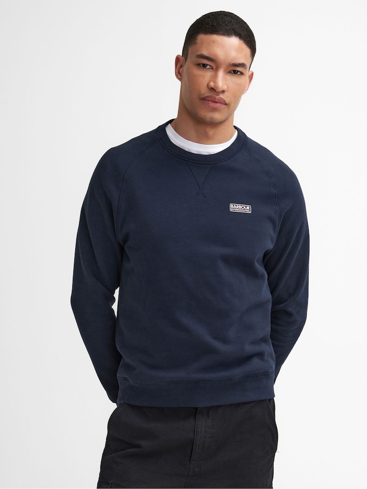 Niebieski - Sweter Barbour® International Essential z wycięciem pod szyją - Obraz 1 z 3 Niebieski - Sweter Barbour® International Essential z wycięciem pod szyją - Obraz 1 z 3