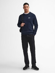 Niebieski - Sweter Barbour® International Essential z wycięciem pod szyją - Obraz 2 z 3