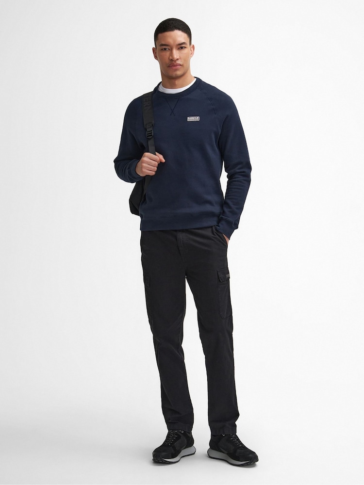 Niebieski - Sweter Barbour® International Essential z wycięciem pod szyją - Obraz 2 z 3 Niebieski - Sweter Barbour® International Essential z wycięciem pod szyją - Obraz 2 z 3