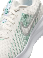 Bílá metalická - Běžecké tenisky Nike Run Defy Roads - Obrázek 10 z 11