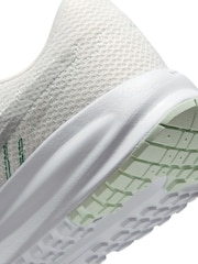 Bílá metalická - Běžecké tenisky Nike Run Defy Roads - Obrázek 11 z 11