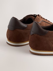 Braun - Court-Turnschuhe aus Veloursleder - Bild 6 von 7