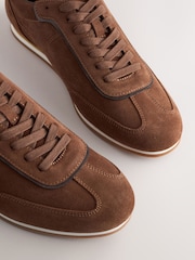 Braun - Court-Turnschuhe aus Veloursleder - Bild 7 von 7