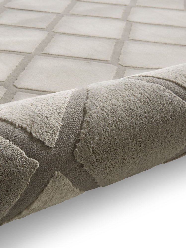 Catherine Lansfield Silver Cosy Diamond Washable Rug - Image 6 of 6 Catherine Lansfield Silver Cosy Diamond Washable Rug - Image 6 of 6