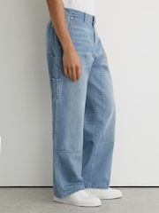 جينز طراز نجّار بقصّة مريحة بشعار مونوغرام Bassett من Reiss - صورة 5 من 8