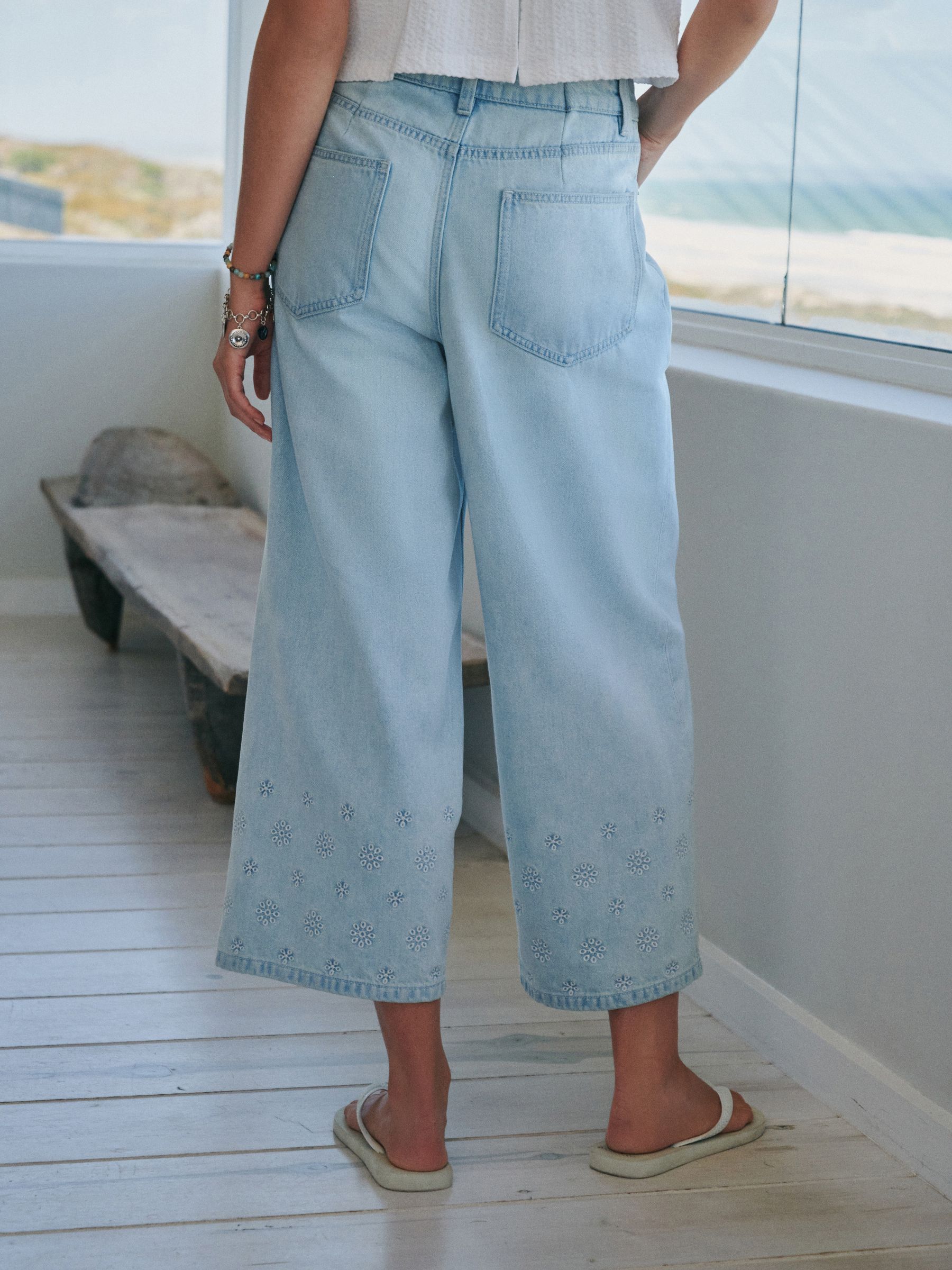 Comprar Azul Descolorido Bordado - Calça jeans cropped de perna
