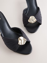 أسود - Forever Comfort® Twist Hardware Mules - صورة 4 من 5