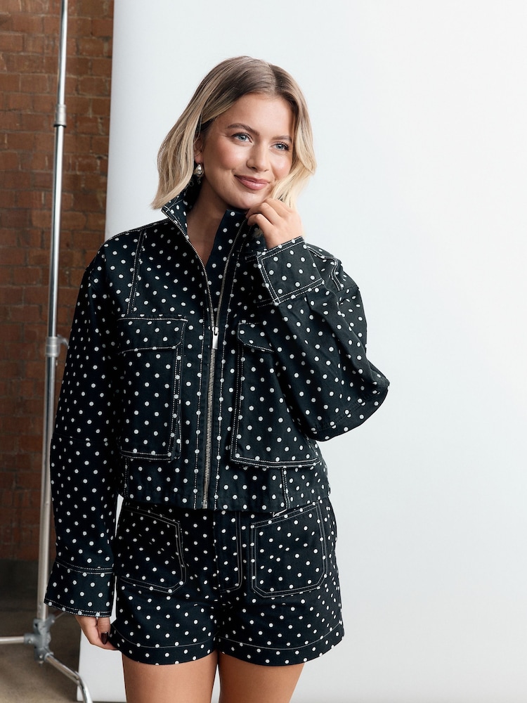 Svart/Hvit - Shorts med polkaprikker og lommelapper - Bilde 1 av 8 Svart/Hvit - Shorts med polkaprikker og lommelapper - Bilde 1 av 8