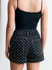 Svart/Hvit - Shorts med polkaprikker og lommelapper - Bilde 5 av 8