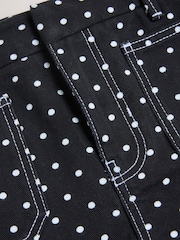 Svart/Hvit - Shorts med polkaprikker og lommelapper - Bilde 7 av 8