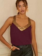 Rojo borgoña con lentejuelas doradas - Chaleco con cuello de pico de Love & Roses - Imagen 1 de 4