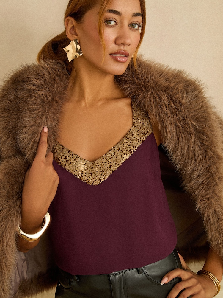 Burgundy Red Gold Sequin - صديري بفتحة ياقة حرف V من Love & Roses - صورة 4 من 4 Burgundy Red Gold Sequin - صديري بفتحة ياقة حرف V من Love & Roses - صورة 4 من 4