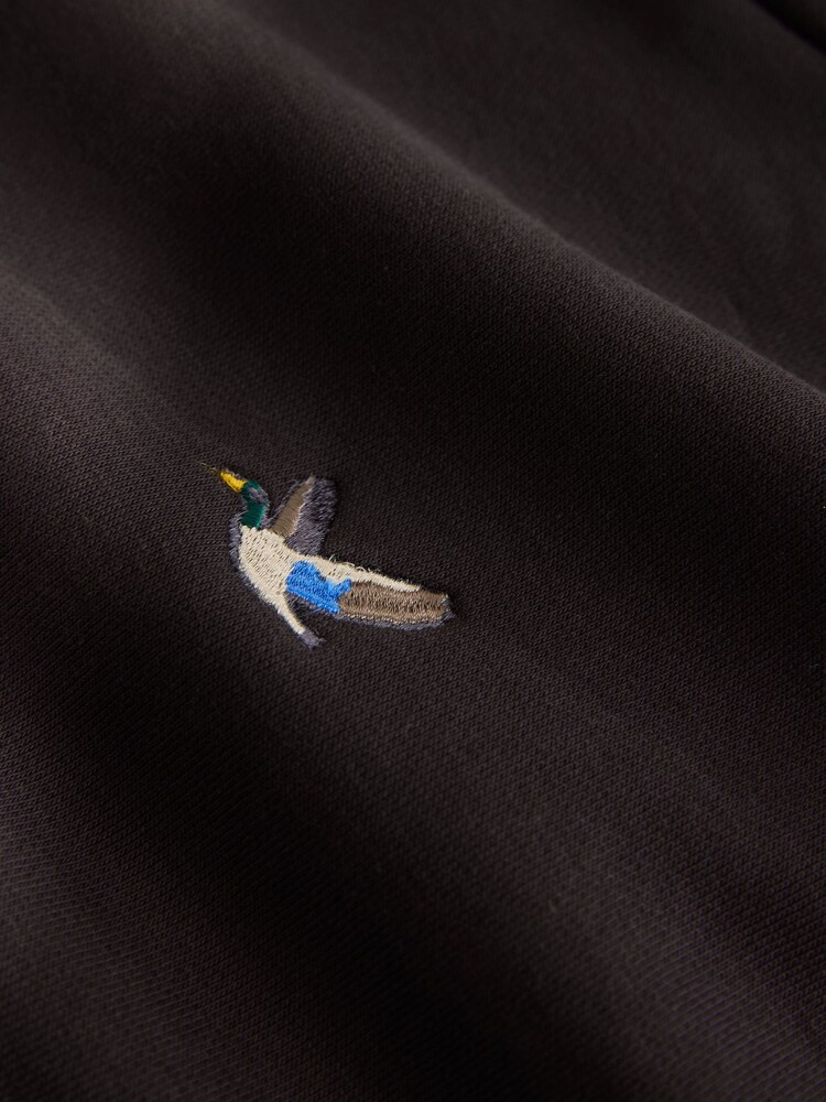 חום שוקולד - סווצ׳ר עם קפוצ'ון ללא-רוכסן - רקמה גרפית קטנה - תמונה 8 מתוך 8 חום שוקולד - סווצ׳ר עם קפוצ'ון ללא-רוכסן - רקמה גרפית קטנה - תמונה 8 מתוך 8