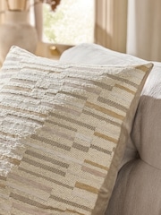 כרית נוי מבד קטיפה בדוגמת חיתוכים עם פסים ומרקם - תמונה 3 מתוך 5