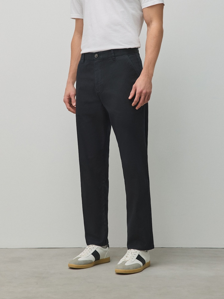 أسود - قصّة عادية بساق ضيقة تدريجيًا - تشينو غني بالقطن وقابل للتمدد - Image 1 of 10