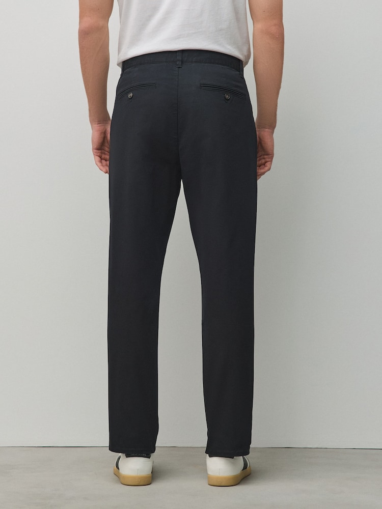 أسود - قصّة عادية بساق ضيقة تدريجيًا - تشينو غني بالقطن وقابل للتمدد - Image 2 of 10