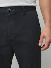 أسود - قصّة عادية بساق ضيقة تدريجيًا - تشينو غني بالقطن وقابل للتمدد - Image 4 of 10