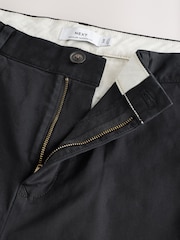 أسود - قصّة عادية بساق ضيقة تدريجيًا - تشينو غني بالقطن وقابل للتمدد - Image 7 of 10