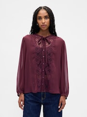 Rojo burdeos - Gap Sheer Lace Inset Tie-Neck Top - Imagen 1 de 4