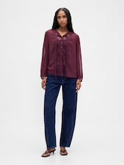 Rojo burdeos - Gap Sheer Lace Inset Tie-Neck Top - Imagen 3 de 4