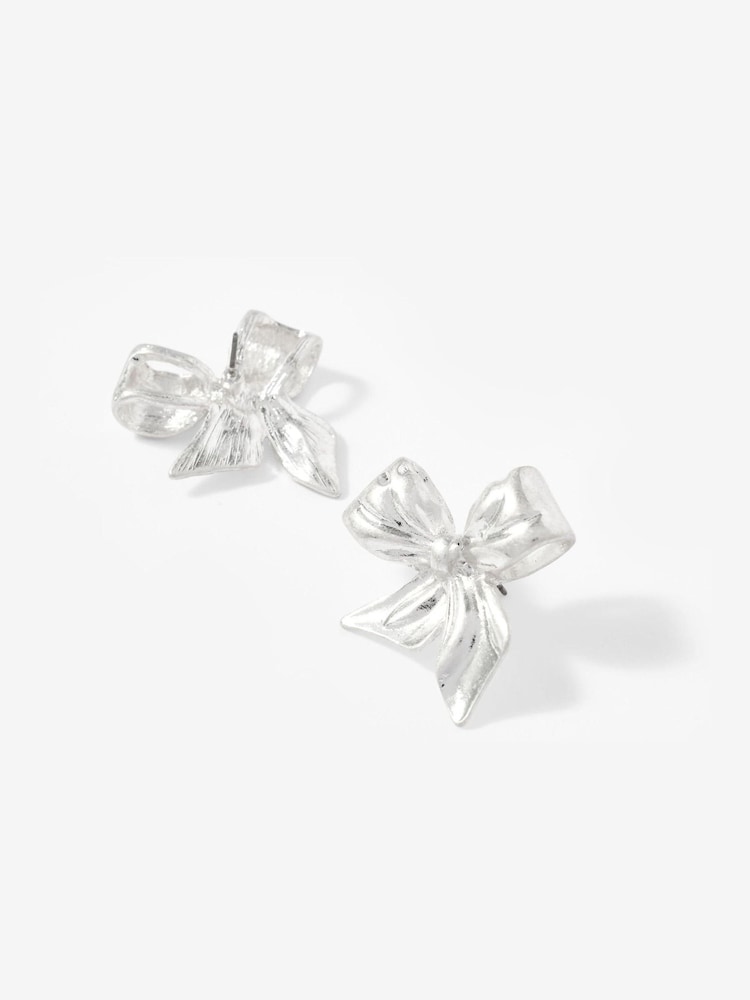 أقراط فيونكة من Mint Velvet - صورة 3 من 3 أقراط فيونكة من Mint Velvet - صورة 3 من 3