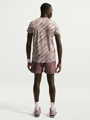 črna - Teniška majica s kratkimi rokavi in potiskom Nike Court Dri-FIT Victory - Slika 2 iz 5