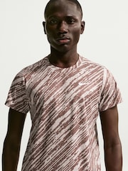 črna - Teniška majica s kratkimi rokavi in potiskom Nike Court Dri-FIT Victory - Slika 4 iz 5