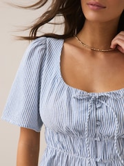 Bande bleue/blanche - Chemisier à manches courtes noué sur le devant - Image 5 sur 8