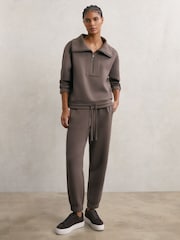 Marrón topo - Reiss Laney Premium Interlock Tapered Joggers - Imagen 1 de 6