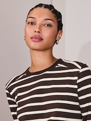 Chocolate Brown/Cream Stripe - تيشِرت ثقيل بحافة رقبة مستديرة وكُم طويل - Image 5 of 8