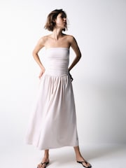 محايد صخري/وردي فاتح - حزمة 2 فستان ماكسي باندو مكشكش بدون حمالات من The Set - صورة 5 من 7