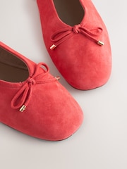 珊瑚粉色 - Forever Comfort® 麂皮高帮芭蕾平底鞋 - 8的图像7｝