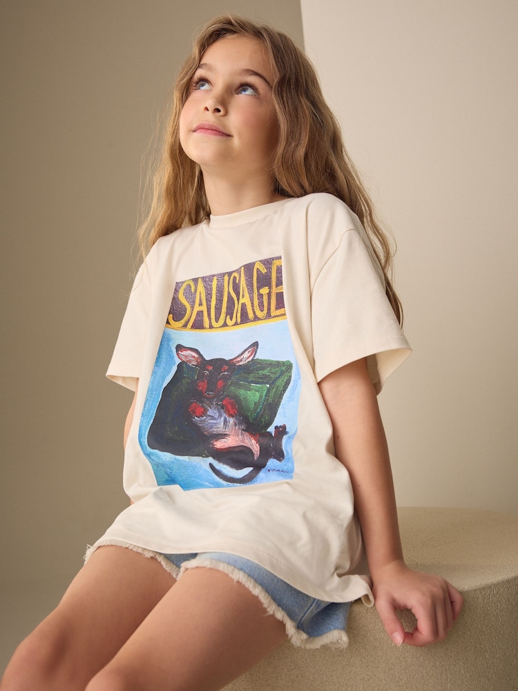 Cream Frankie Thorpe Sausage Dog - Oversized License Graphic T-Shirt (3-16yrs) - Bild 1 von 4