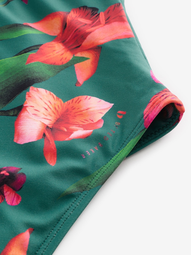 أخضر ـ بدلة سباحة للتحكم في البطن بفتحة ياقة عميقة بطبعة مورّدة من B by Ted Baker - Image 7 of 7