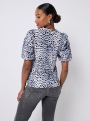 SCAMP & DUDE Cheetah Woven Printed Puff Sleeve Top - Imagem 2 de 4