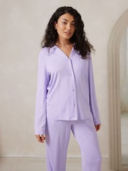 طقم بيجامة طويلة بأزرار كاملة من نسيج مودال ™TENCEL من Chelsea Peers - صورة 1 من 3