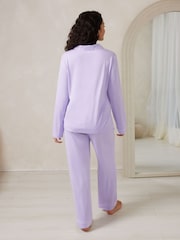 طقم بيجامة طويلة بأزرار كاملة من نسيج مودال ™TENCEL من Chelsea Peers - صورة 2 من 3