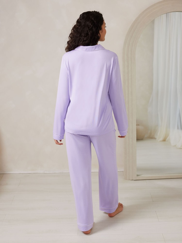 طقم بيجامة طويلة بأزرار كاملة من نسيج مودال ™TENCEL من Chelsea Peers - صورة 2 من 3