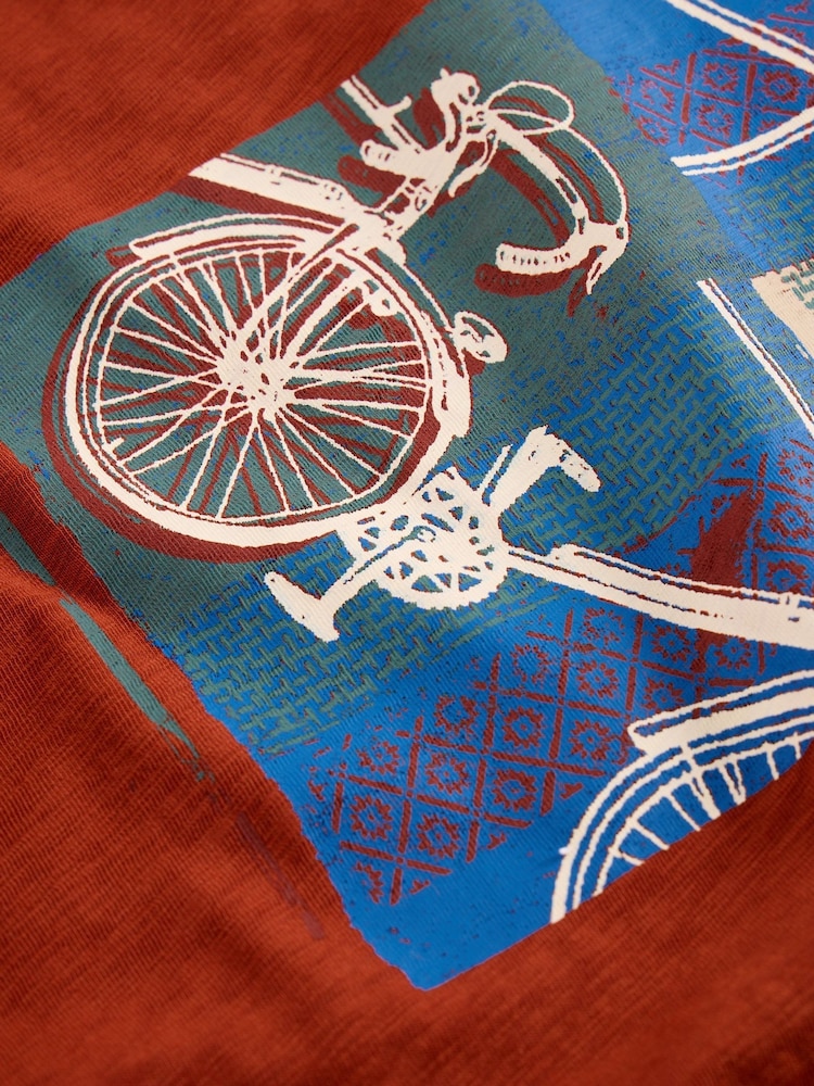 White Stuff Abersoch Graphic Collage Bike T-Shirt - Imagem 2 de 2