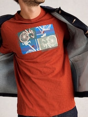 White Stuff חולצת טי עם גרפיקת קולאז' של אופנוע, דגם Abersoch - תמונה 4 מתוך 6