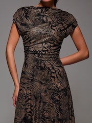 rjava - Jolie Moi Asymmetrical Draped Slash Neck Midaxi Dress - Slika 4 iz 6