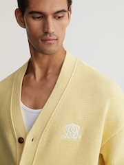 Puder Gelb - Reiss Coates Monogram-Embroidered Relaxed Cardigan - Bild 5 von 7