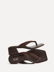 棕色 - Linzi Phase Toe Post Block Heel Mules Sandals - 圖片 5/5