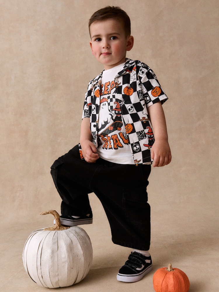 White/Black Halloween Printed - Short Sleeve Halloween Shirt and T-Shirt Set (3mths-7yrs) - Larawan 1 ng 4 White/Black Halloween Printed - Short Sleeve Halloween Shirt and T-Shirt Set (3mths-7yrs) - Larawan 1 ng 4